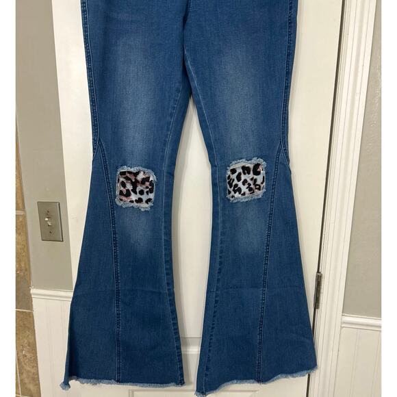 Tracies Leopard Patch Flare Jeans L Bell Bottom Pull On Stretch Denim Boho - Picture 4 of 11